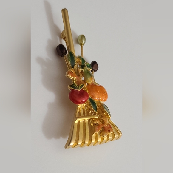Vintage fall brooch pumpkin leaves fruits rake enamel estate vtg Thanksgiving - Picture 6 of 6